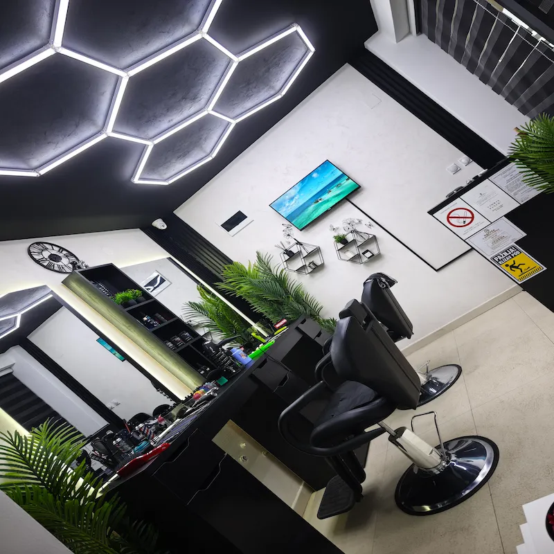 Enterijer barber salona sa heksagonalnim neon svetlima u Barber Studio 7 u Nišu