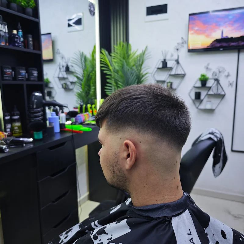 Muška low fade frizura iz profila u Barber Studio 7 u Nišu
