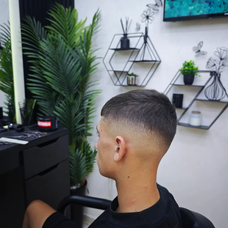 Muška mid fade frizura u Barber Studio 7 u Nišu