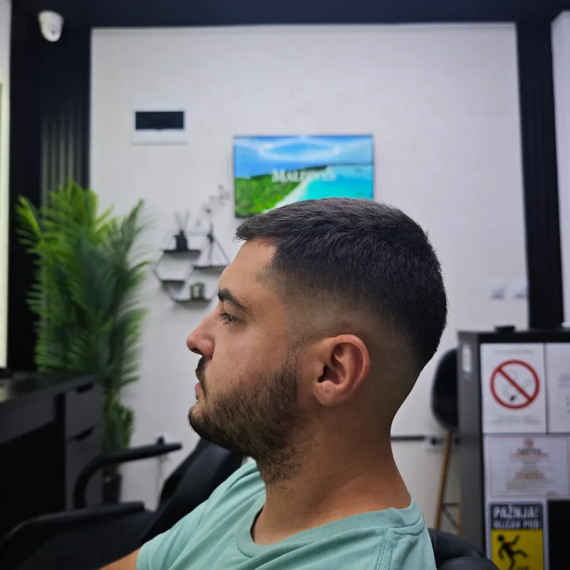 Profil muškarca sa fade frizurom u Barber Studio 7 u Nišu