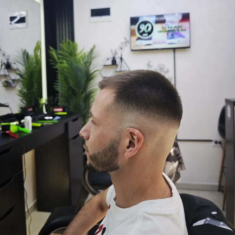 Profil muškarca sa skin fade frizurom u Barber Studio 7 u Nišu