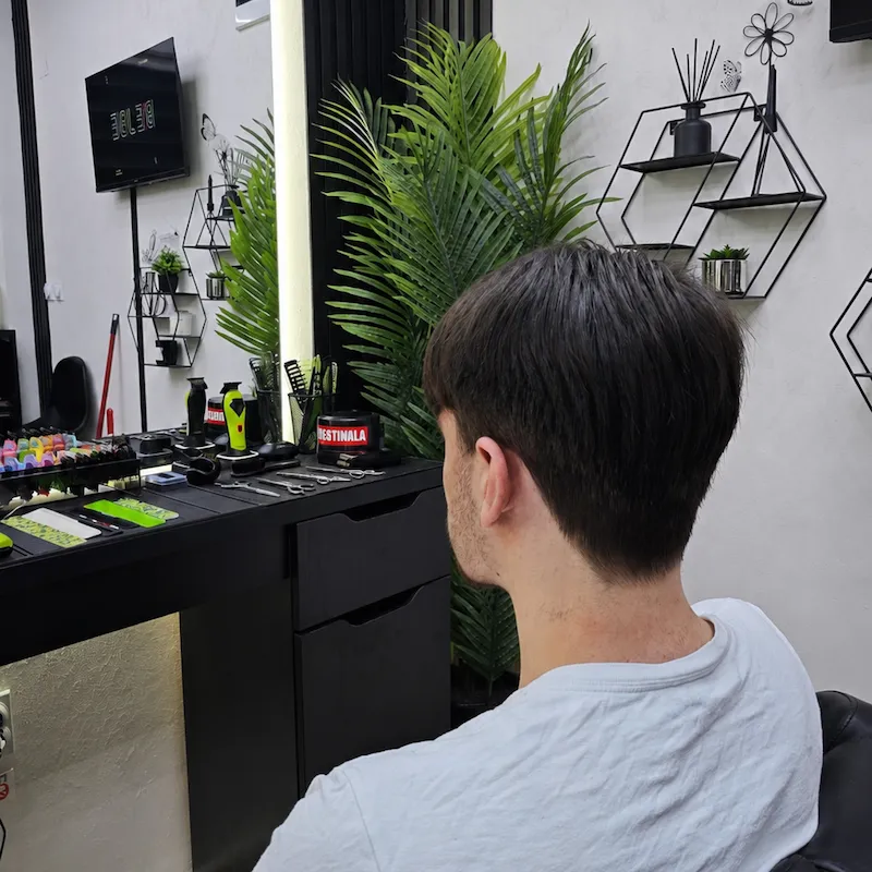 Muško šišanje u Barber Studio 7 u Nišu, pogled sa zadnje strane frizure