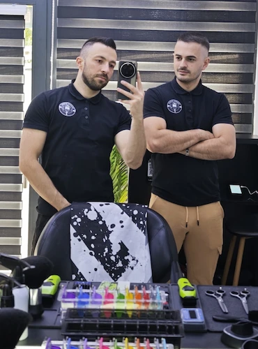 Tim frizera u Barber Studio 7, muškom frizerskom salonu u Nišu