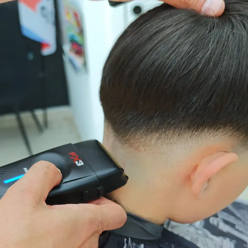 Barber radi fade mašinicom u Barber Studio 7 u Nišu