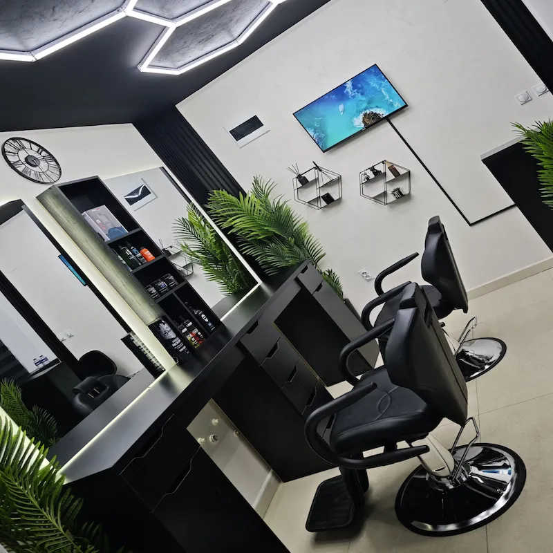 Enterijer barber salona sa heksagonalnim neon svetlima u Barber Studio 7 u Nišu