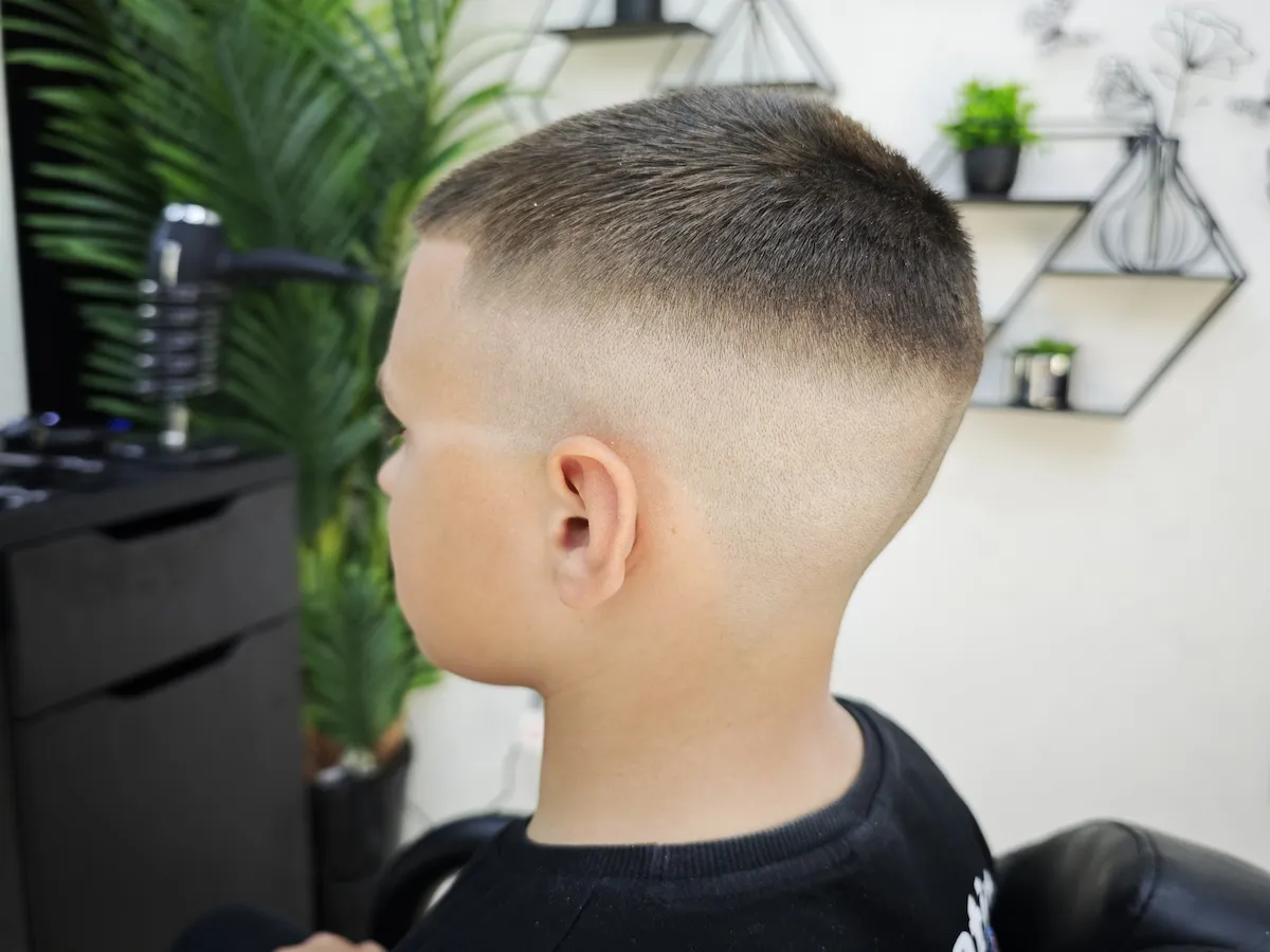 Dečak sa fade frizurom u Barber Studio 7 u Nišu