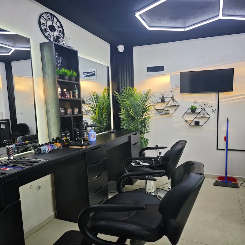Dve frizerske stolice u modernom Barber Studio 7 na Panteleju u Nišu