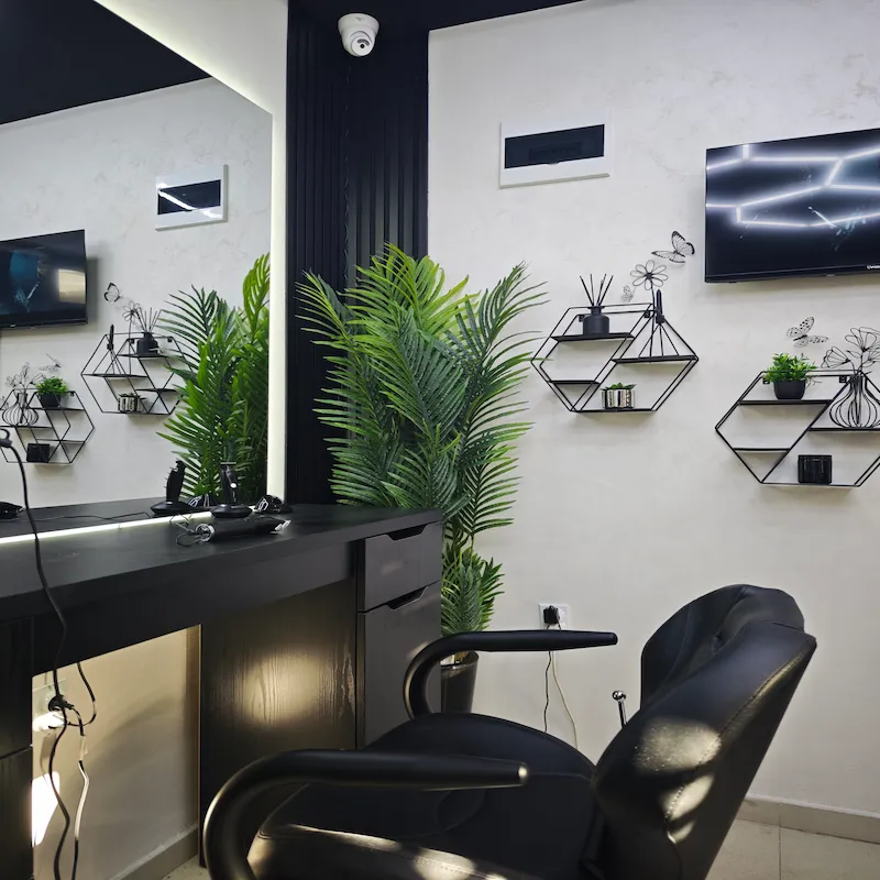 Moderno uređen enterijer Barber Studio 7 na Panteleju u Nišu