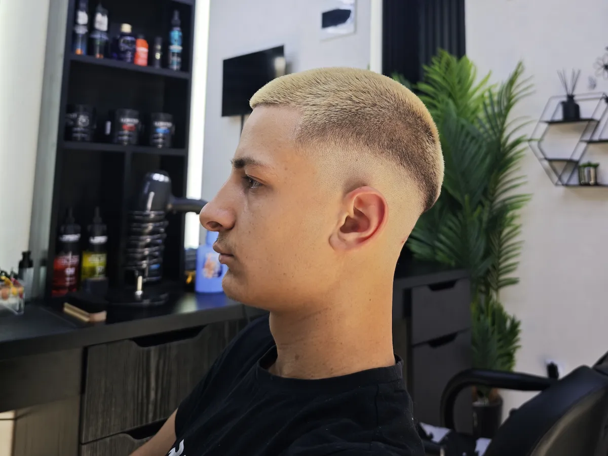 Mladić sa fade frizurom i svetlom kosom u Barber Studio 7 u Nišu