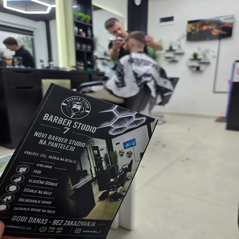 Frizer šiša klijenta u Barber Studio 7 na Panteleju u Nišu