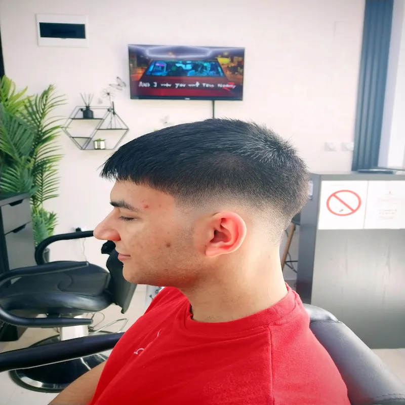 Mladić sa fade frizurom u Barber Studio 7 u Nišu