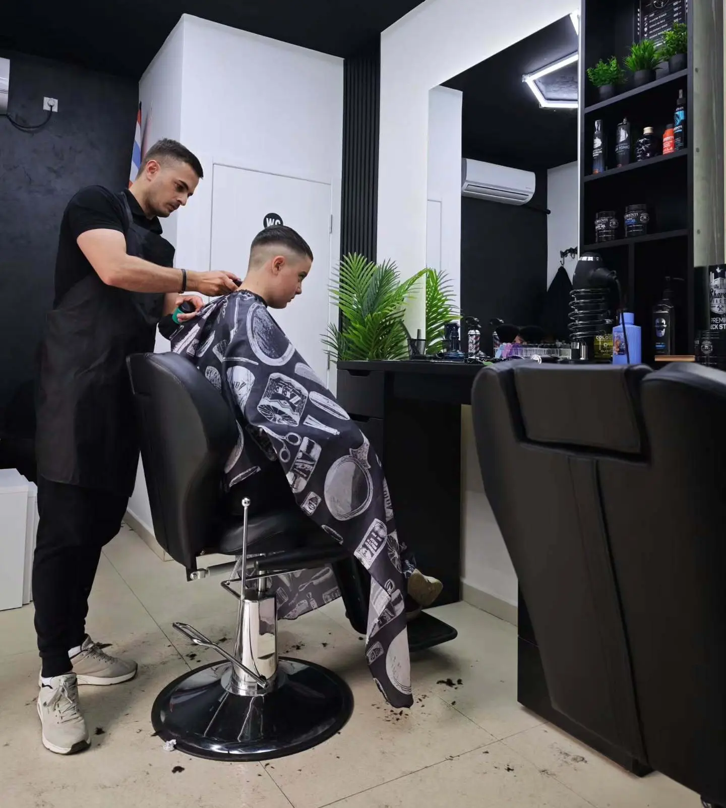 Frizer šiša muškog klijenta u Barber Studio 7 u Nišu