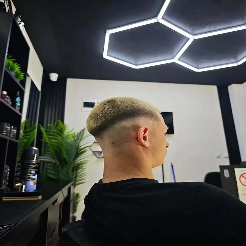 Skin fade frizura sa svetlom kosom u Barber Studio 7 u Nišu