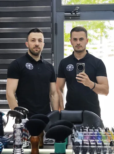 Tim frizera u Barber Studio 7, muškom frizerskom salonu u Nišu